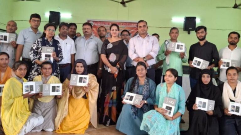 शहीद स्मारक राजकीय महाविद्यालय यूसुफपुर में टैबलेट वितरण कार्यक्रम सम्पन्न