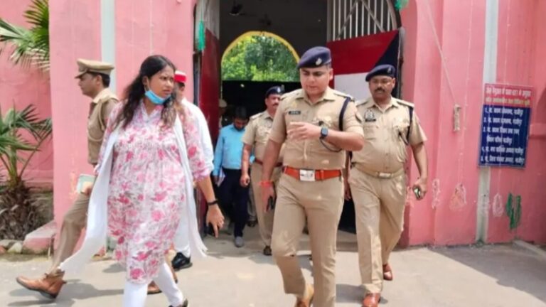 जिलाधिकारी और पुलिस अधीक्षक ने गाजीपुर जिला कारागार का किया निरीक्षण, कैदियों की सुविधाओं का लिया जायजा