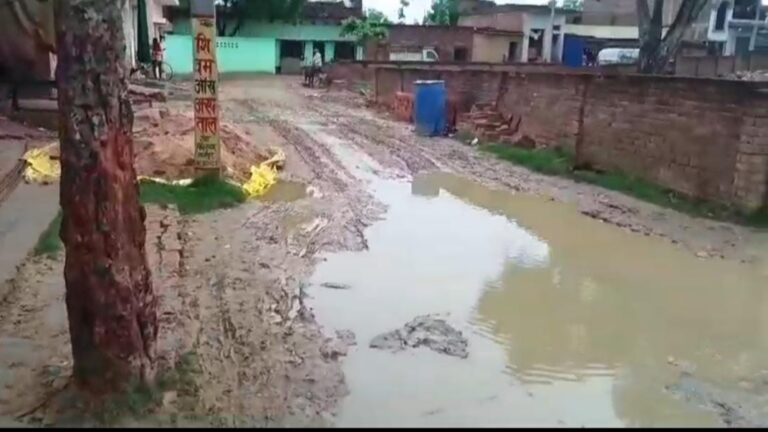 कटैला गांव की सड़कों की दुर्दशा, मुख्यमंत्री के आदेशों की अनदेखी