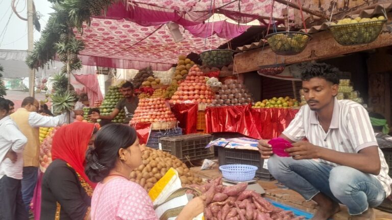 छठ पूजा में आस्था का रंग: युसुफपुर बाजार में दो दिन में ढाई करोड़ का बिका फल