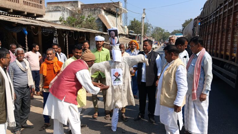 कांग्रेस अध्यक्ष मल्लिका अर्जुन खड़गे के खिलाफ बीजेपी कार्यकर्ताओं का विरोध, पुतला फूंका