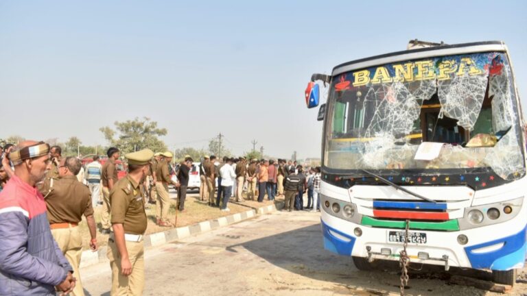 नेपाल की बस गाजीपुर में हाईवे पर दुर्घटनाग्रस्त, एक यात्री की मौत, 16 घायल