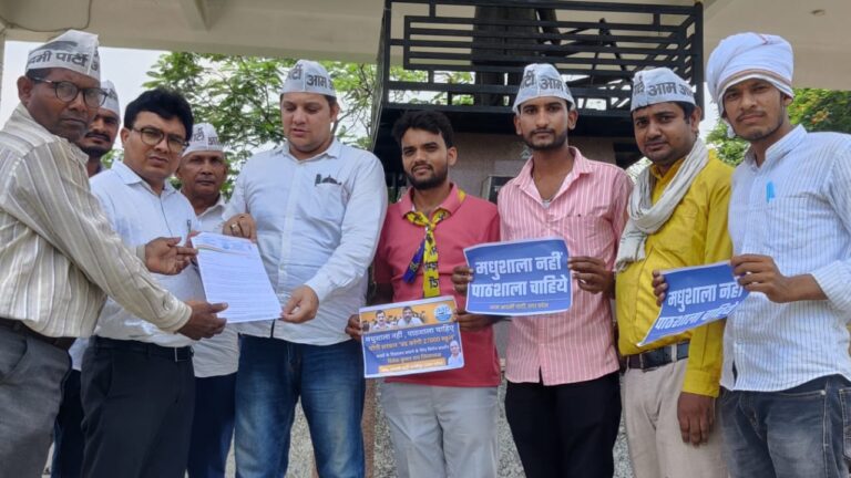 विद्यालय विलय पर सियासी संग्राम — ‘आप’ ने कहा, यह अंधेर नगरी चौपट राजा का फरमान