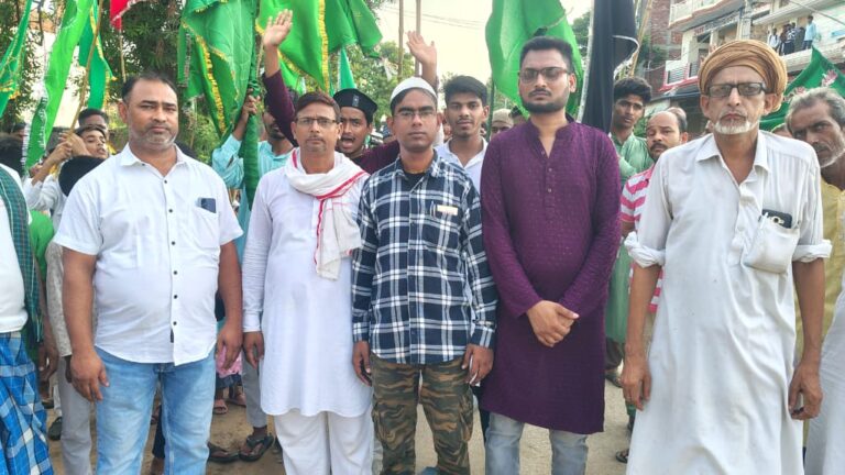 मोहर्रम की सातवीं तारीख पर कर्बला की याद में निकला झंडा जुलूस
