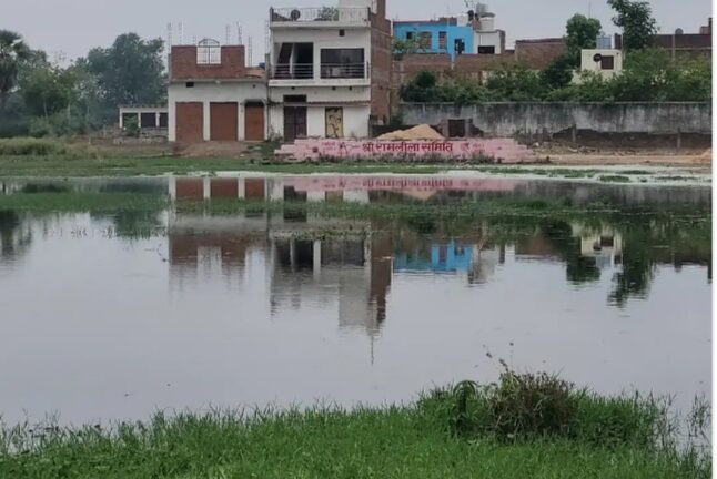 सीवर लाइन का काम अधूरा, गंदे पानी से रामलीला मैदान लबालब